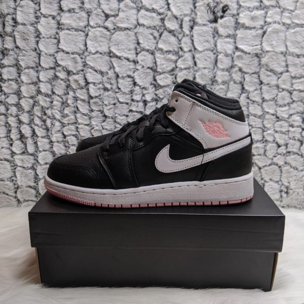 Jordan 1 mid “artic punch”..